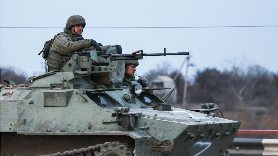 Un tanque con soldados rusos movilizado desde Crimea.