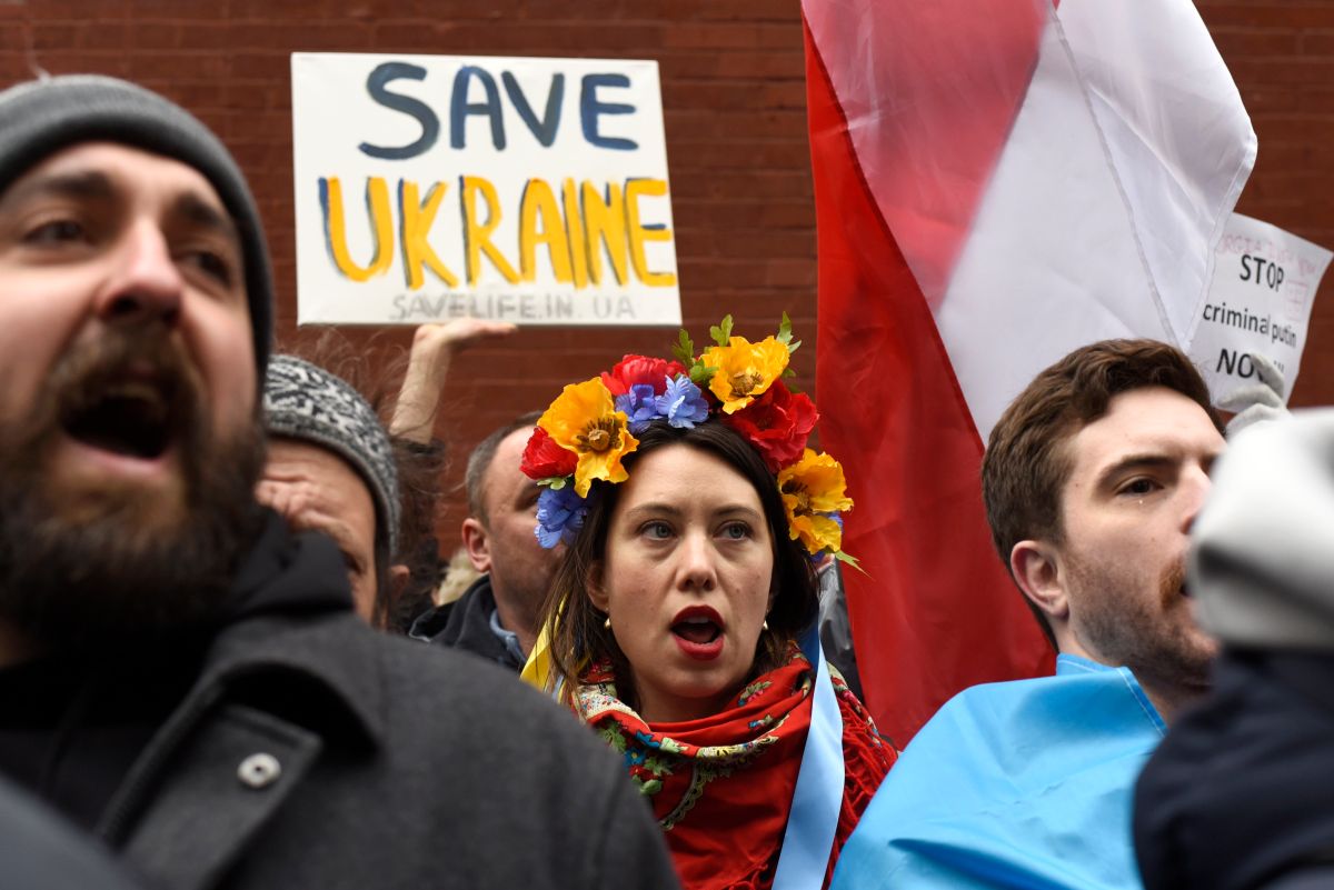 Protesta frente a la Misión de Rusia ante la ONU, en Nueva York, horas después de la invasión a Ucrania.
