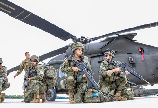 Militares españoles, con un helicóptero del batallón multinacional