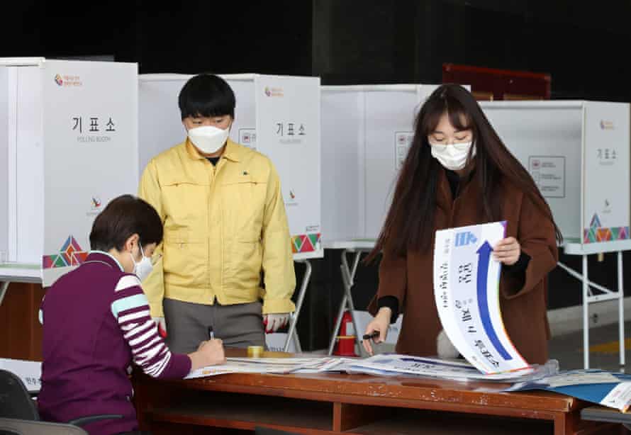 Officials set up a polling station in Gwangju on the eve of the presidential election.