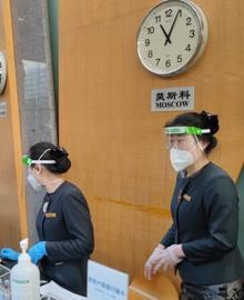 Los empleados del hotel reciben a los asistentes a la Asamblea entre fuertes medidas de prevención a causa de la pandemia