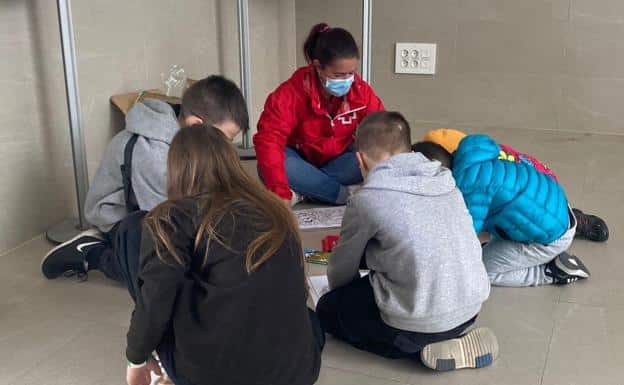 Red Cross personnel attend to Ukrainian children in Extremadura.