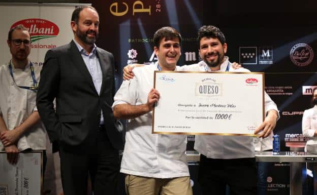 The chef from Extremadura Josemi Martínez Pi (on the right) receiving the first prize in the 'Bocados con queso' contest.