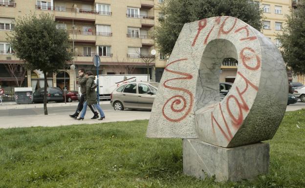 Public sculpture of Vitoria vandalized.