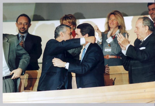 Javier Arenas y José María Aznar en presencia de Cristóbal Montoro y Manuel Fraga, en un congreso del PP en 1999