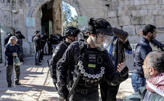 Israeli agents check Palestinians near the Temple Mount. 
