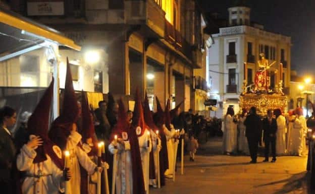 Archive image of Nazarenes with candles in a procession in Mérida. 