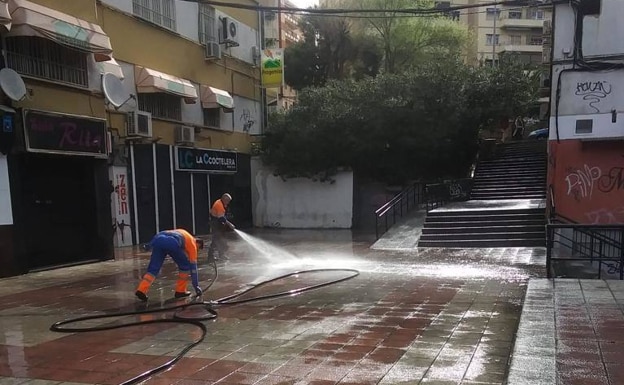 Conyser operators cleaning the area for drinks in Plaza de Albatros, two weekends ago. 