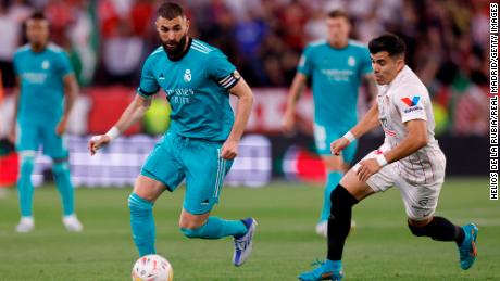 Benzema in action at the Ramón Sánchez Pizjuán in Sevilla.