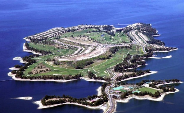 Panoramic view of the Isla Valdecañas Marina complex.