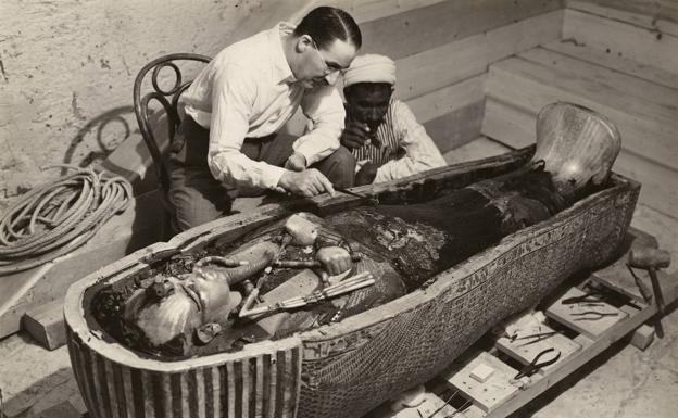 Howard Carte, next to Tutankhamun's sarcophagus.