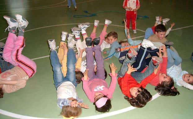 Children participating in one of the activities of the Sports Dynamization program.