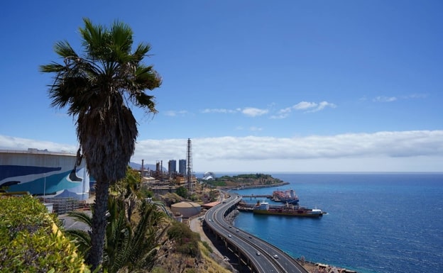 View of the Cepsa refinery in Santa Cruz de Tenerife from the factory's viewpoint. 