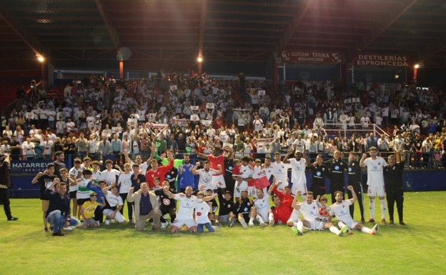 Players and coaching staff of Llerenense celebrate passing to the territorial final of the playoff. 