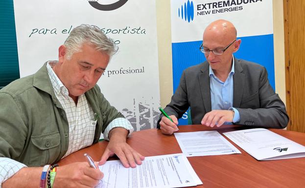 The president of Asemtraex, Miguel Ángel Sánchez, and the CEO of Extremadura New Energies, Ramón Jiménez. 