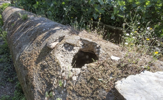 Ribera del Marco collector, near Fuente Concejo, open with a hole. 