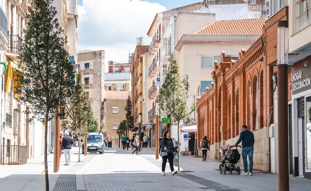 Pedestrians in Valverde Lillo street. 