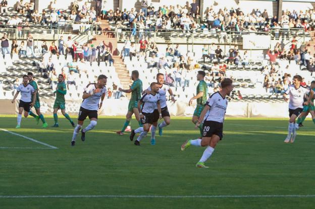   Mérida celebrates his last goal at the Romano last Sunday against Villanovense. 