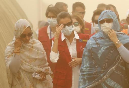 Queen Letizia protects herself with glasses and a mask from the sandstorm