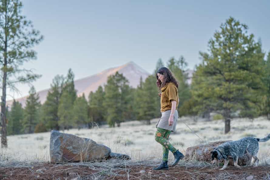 Alicyn Gitlin and her dog, Dalya, at the foothills of Dookʼoʼoosłííd, also known as Humphreys Peak.