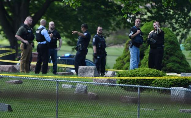 Images after the shooting in the cemetery of Graceland, Wisconsin-