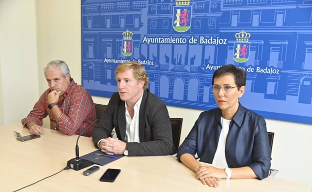 The president of Aspolobba, Manuel Manzano, the mayor, Ignacio Gragera, and the Councilor for Local Police, María José Solana. 