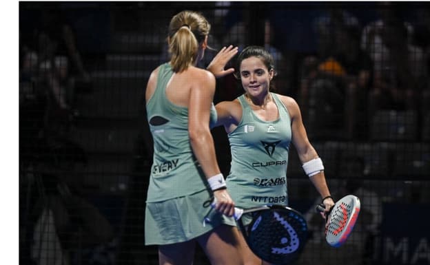 Paula Josemaría and Ariana Sánchez celebrate a point in Toulouse. 