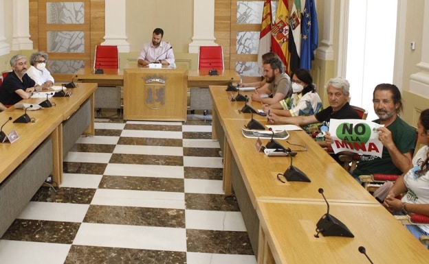 Meeting of the municipal government of Cáceres with Save the Mountain this Monday in the plenary hall. 