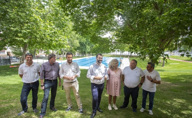 Mayor Luis Salaya inaugurated this Friday the opening of the municipal swimming pools in Pinilla. 