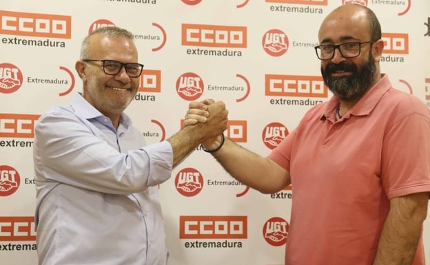 Ricardo Salaya, from the Agro Federation of the UGT, and Saturnino Lagar, from the CC OO, this morning after presenting the agreement of the agreement in Mérida. 