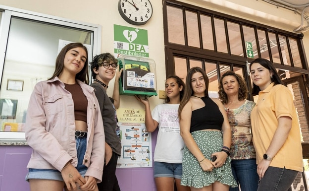 Students and a teacher from the IES Valle del Jerte, where a student went into cardiac arrest in 2015, an episode that led the educational community of the center to start a campaign to obtain a defibrillator.